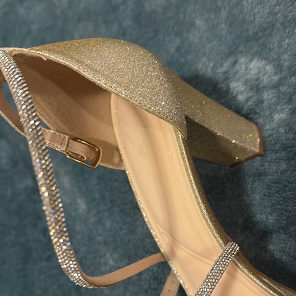 Elegant Gold and Champagne Strappy Heels with Jewels. - Picture 4 of 11